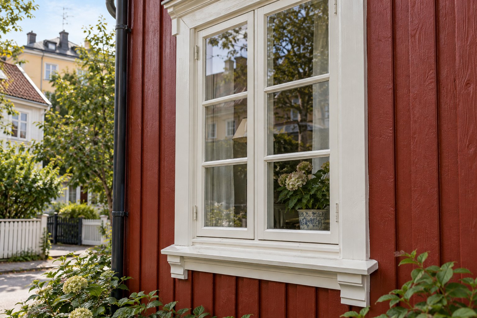 Malt vindusomramming på en trekledd fasade