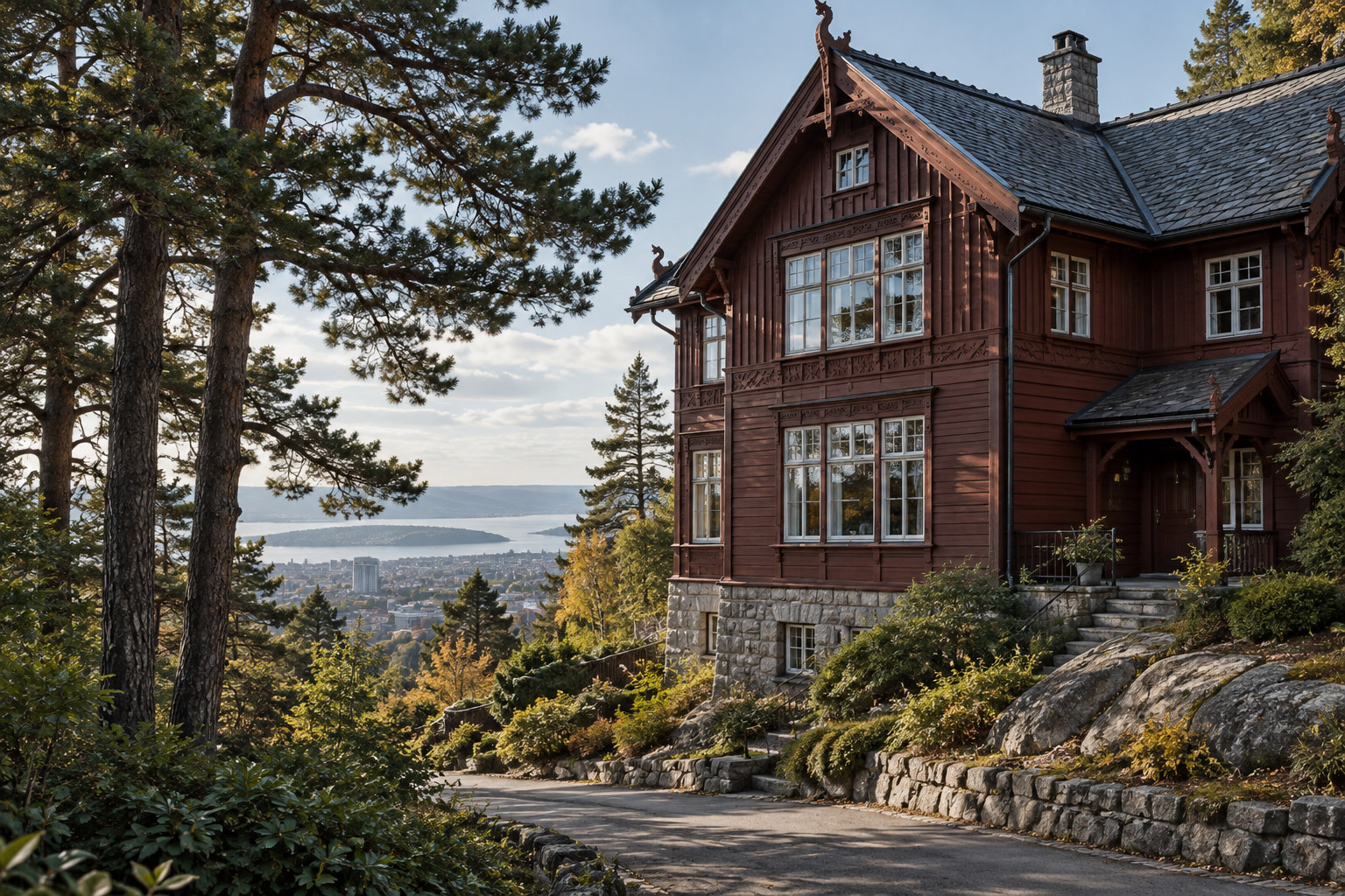 Brun trevilla med utskårne fasadedetaljer i en grønn åsside, inspirert av Holmenkollen